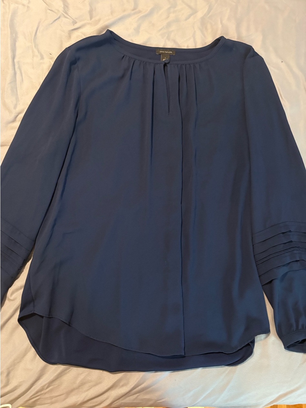 💥 Ann Taylor Keyhole navy blouse